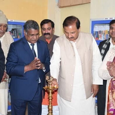 नोएडा सेक्टर-15 में नोएडा पब्लिक लाइब्रेरी विस्तार कार्यक्रम के दौरान पाठकों से संवाद