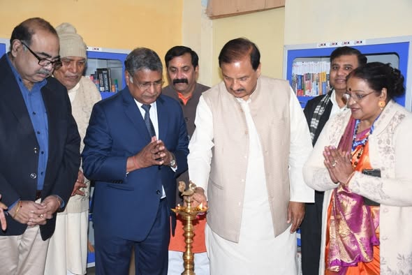 नोएडा सेक्टर-15 में नोएडा पब्लिक लाइब्रेरी विस्तार कार्यक्रम के दौरान पाठकों से संवाद