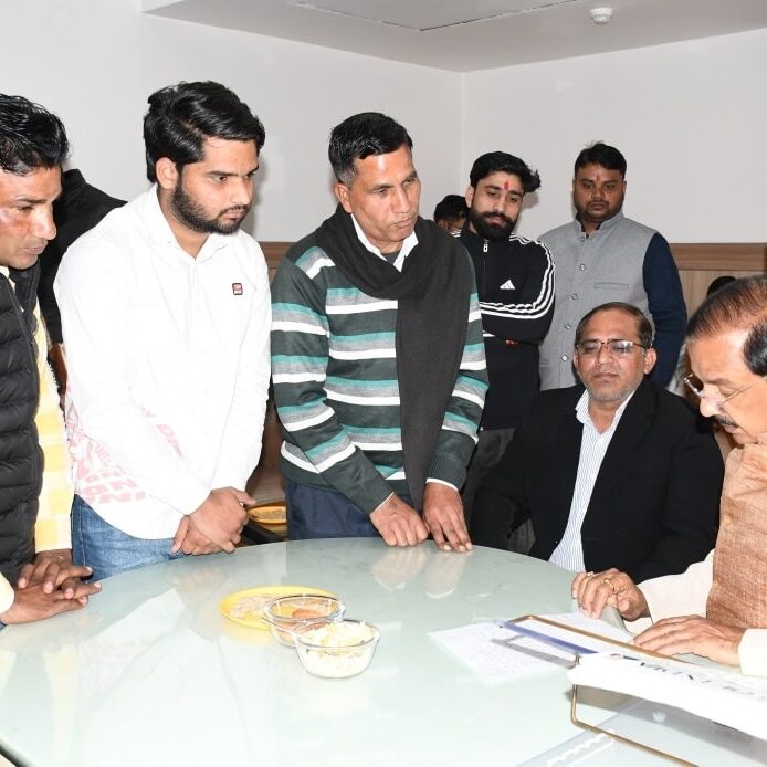 ग्रेटर नोएडा कैंप कार्यालय में क्षेत्रवासियों और कार्यकर्ताओं से संवाद करते हुए