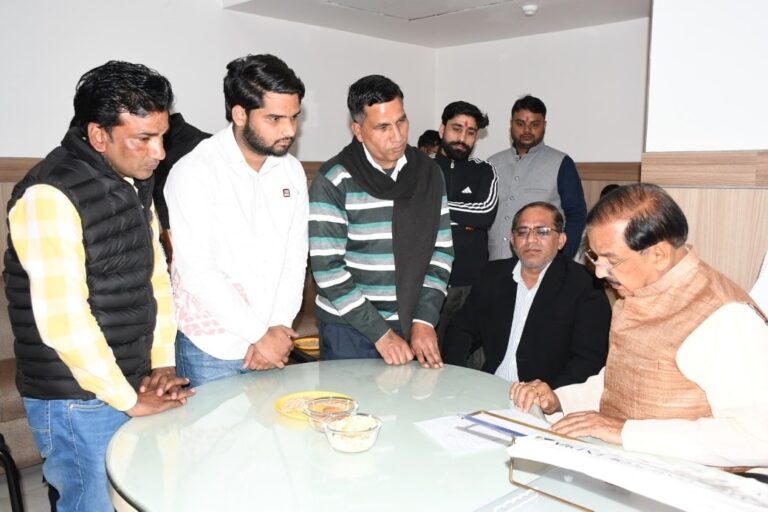 ग्रेटर नोएडा कैंप कार्यालय में क्षेत्रवासियों और कार्यकर्ताओं से संवाद करते हुए