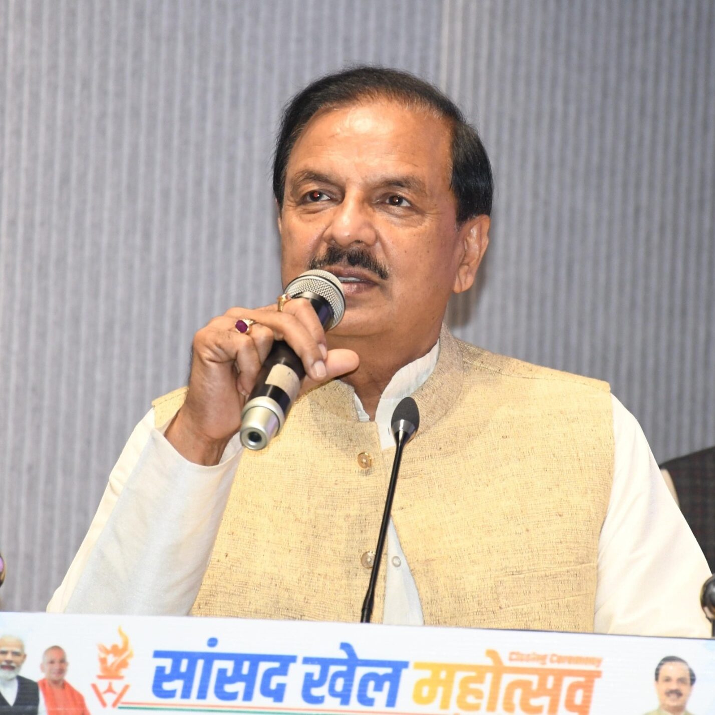 नोएडा सेक्टर-6 स्थित एनईए भवन में सांसद खेल महोत्सव समापन समारोह के दौरान युवा खिलाड़ियों का सम्मान