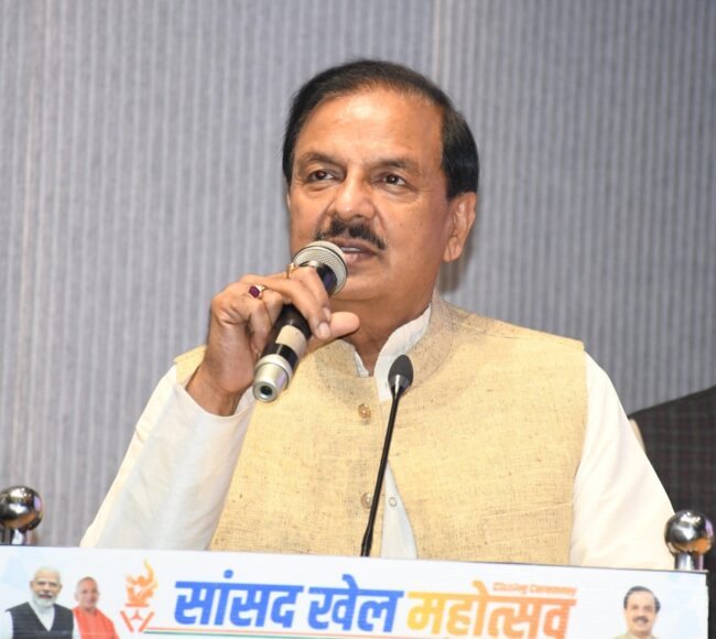 नोएडा सेक्टर-6 स्थित एनईए भवन में सांसद खेल महोत्सव समापन समारोह के दौरान युवा खिलाड़ियों का सम्मान