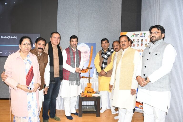 नोएडा महानगर में आयोजित अटल स्मृति सम्मेलन के दौरान अटल बिहारी वाजपेयी जी के विचारों पर संबोधन