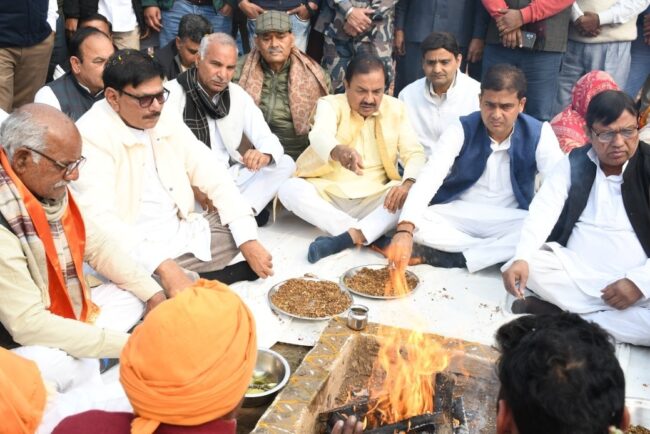 ग्राम जगनपुर में मंझावली से ग्रेटर नोएडा मार्ग निर्माण कार्य के शिलान्यास का दृश्य