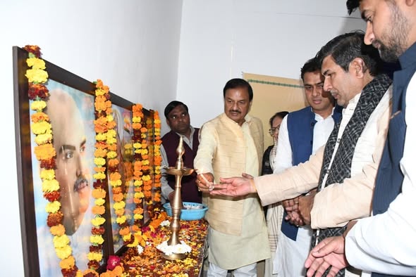 वीर बाल दिवस पर तिलपता भाजपा कार्यालय में आयोजित संगोष्ठी के दौरान साहिबजादों को नमन