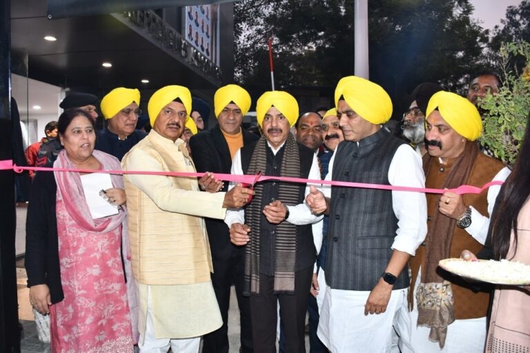 नोएडा सेक्टर-6 स्थित एनईए भवन में वीर बाल दिवस संगोष्ठी के दौरान साहिबजादों को नमन नोएडा सेक्टर-6 स्थित एनईए भवन में वीर बाल दिवस संगोष्ठी के दौरान साहिबजादों को नमन