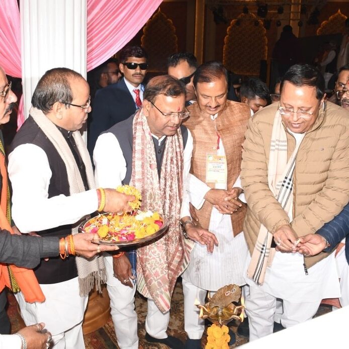 मेरठ में आयोजित भाजपा पश्चिम क्षेत्र की संगठनात्मक बैठक के दौरान पदाधिकारियों के साथ संवाद