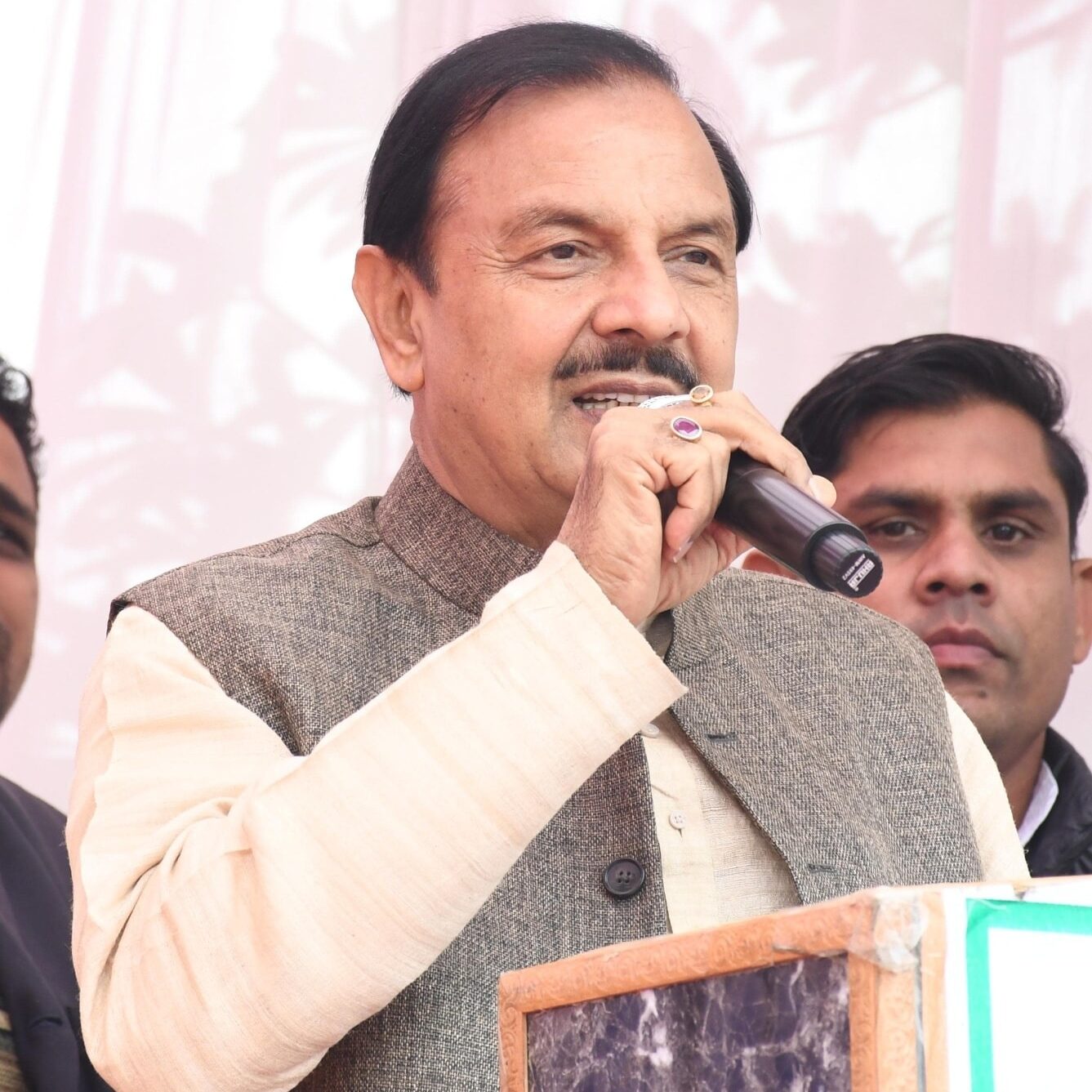 ग्राम रिठौरी में आयोजित अटल जन्म शताब्दी समारोह के दौरान क्षेत्रवासियों को संबोधित करते हुए