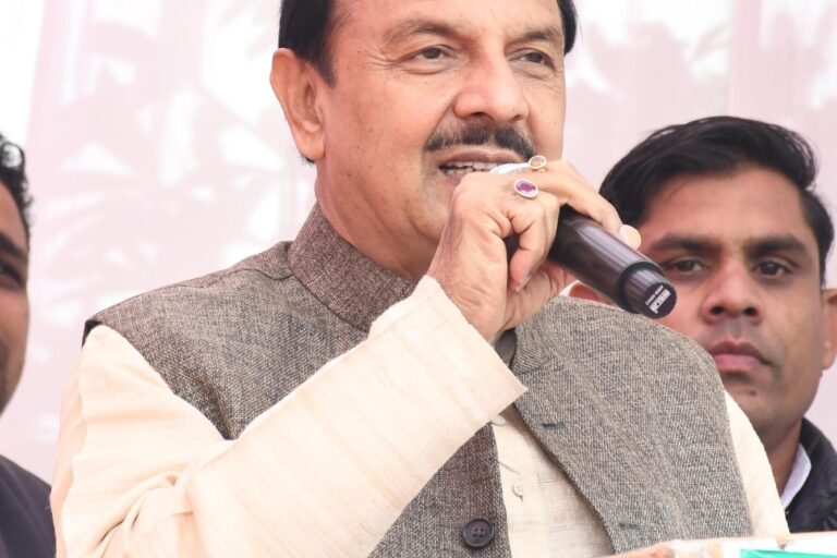 ग्राम रिठौरी में आयोजित अटल जन्म शताब्दी समारोह के दौरान क्षेत्रवासियों को संबोधित करते हुए ग्राम रिठौरी में आयोजित अटल जन्म शताब्दी समारोह के दौरान क्षेत्रवासियों को संबोधित करते हुए