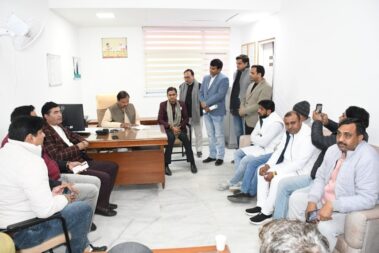 ग्रेटर नोएडा कैंप कार्यालय में क्षेत्रवासियों से संवाद करते हुए