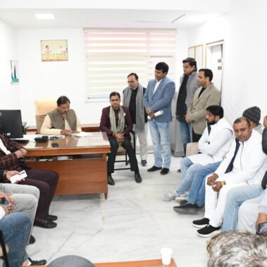 ग्रेटर नोएडा कैंप कार्यालय में क्षेत्रवासियों से संवाद करते हुए