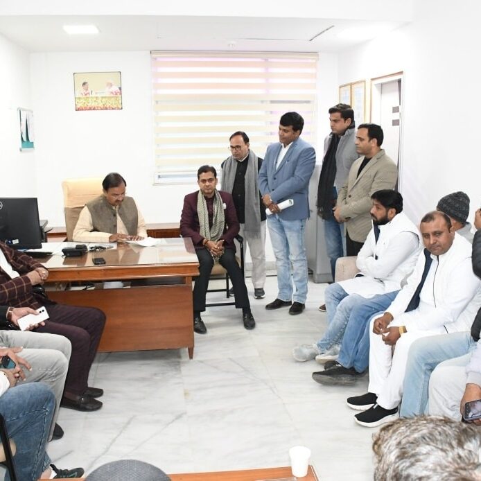 ग्रेटर नोएडा कैंप कार्यालय में क्षेत्रवासियों से संवाद करते हुए