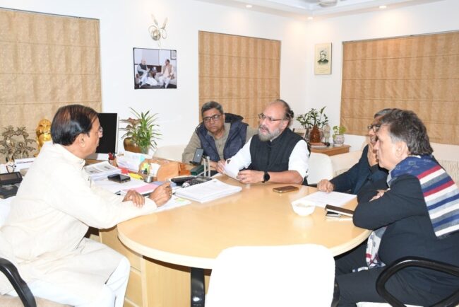 नोएडा सेक्टर-27 कैंप कार्यालय में क्षेत्रवासियों से संवाद करते हुए