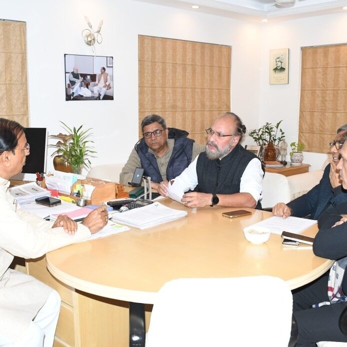 नोएडा सेक्टर-27 कैंप कार्यालय में क्षेत्रवासियों से संवाद करते हुए