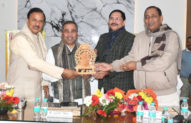 गौतमबुद्ध नगर कलेक्ट्रेट सभागार में विकास कार्यों एवं कानून व्यवस्था की समीक्षा बैठक का दृश्य