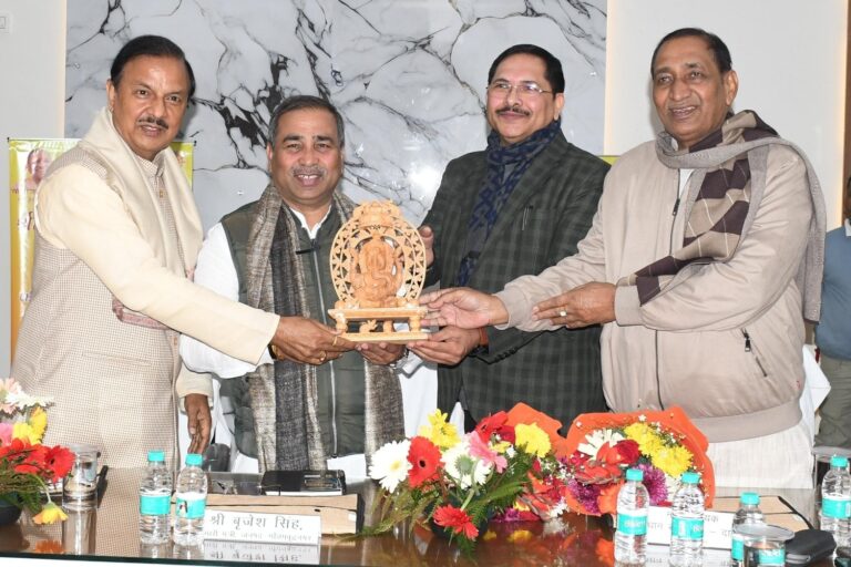 गौतमबुद्ध नगर कलेक्ट्रेट सभागार में विकास कार्यों एवं कानून व्यवस्था की समीक्षा बैठक का दृश्य गौतमबुद्ध नगर कलेक्ट्रेट सभागार में विकास कार्यों एवं कानून व्यवस्था की समीक्षा बैठक का दृश्य