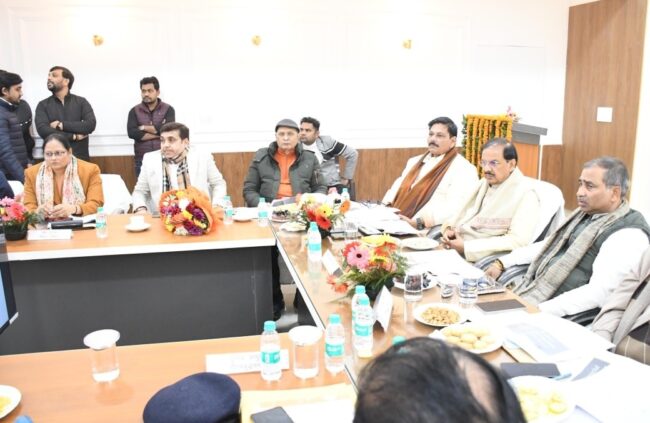 गौतमबुद्ध नगर कलेक्ट्रेट में जिला इलेक्ट्रिसिटी कमेटी की समीक्षा बैठक का दृश्य