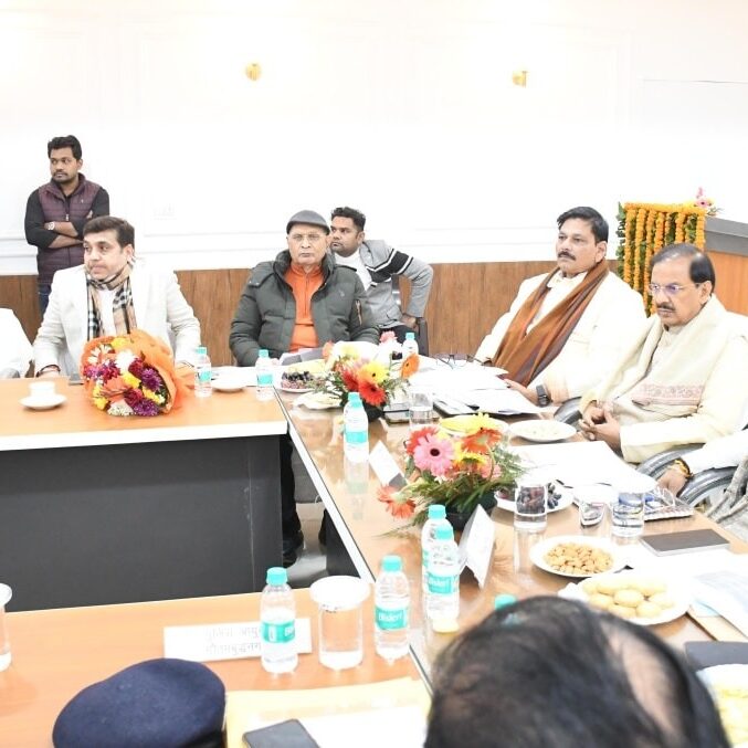 गौतमबुद्ध नगर कलेक्ट्रेट में जिला इलेक्ट्रिसिटी कमेटी की समीक्षा बैठक का दृश्य