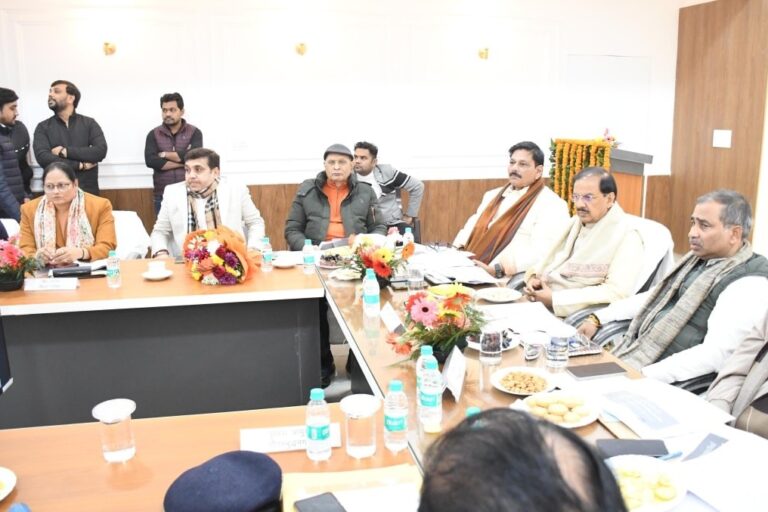 गौतमबुद्ध नगर कलेक्ट्रेट में जिला इलेक्ट्रिसिटी कमेटी की समीक्षा बैठक का दृश्य गौतमबुद्ध नगर कलेक्ट्रेट में जिला इलेक्ट्रिसिटी कमेटी की समीक्षा बैठक का दृश्य