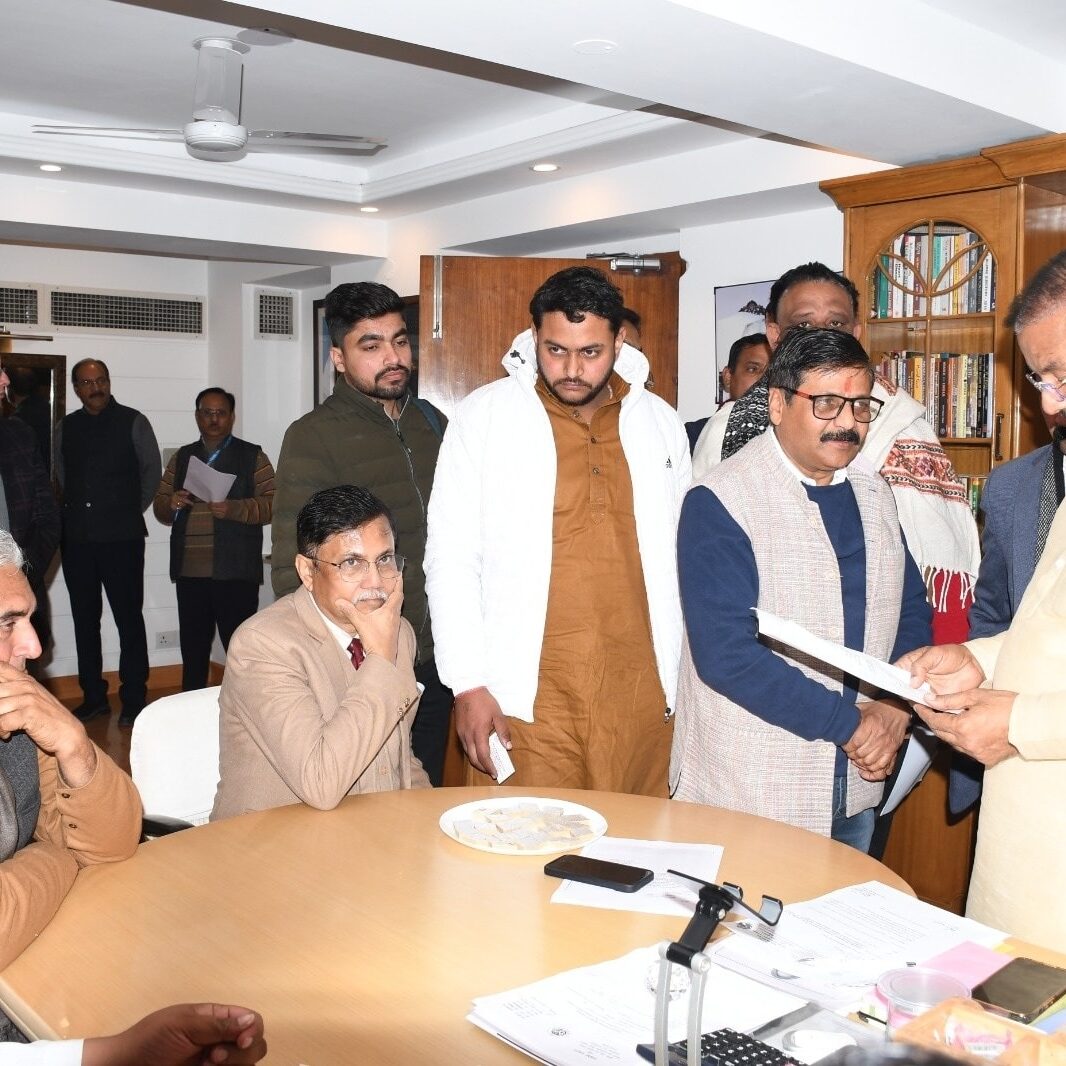 नोएडा सेक्टर-27 कैंप कार्यालय में क्षेत्रवासियों से संवाद करते हुए