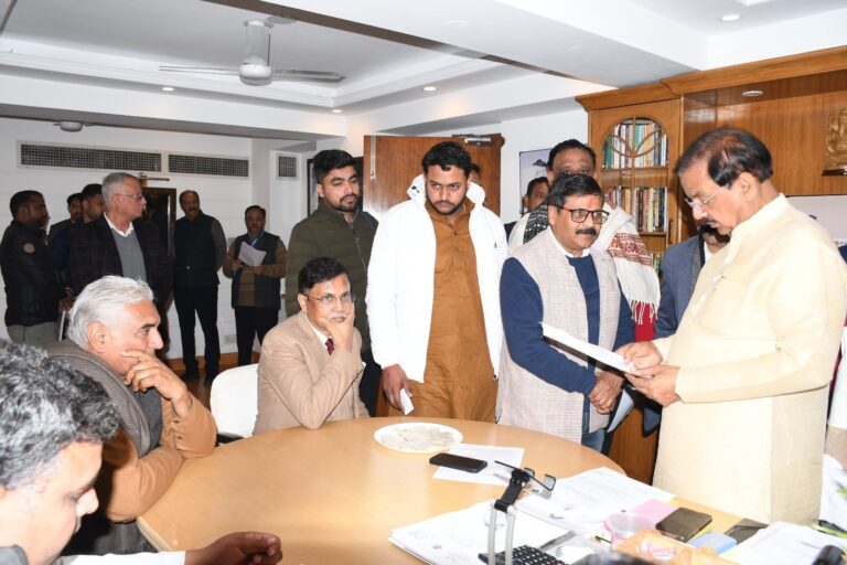 नोएडा सेक्टर-27 कैंप कार्यालय में क्षेत्रवासियों से संवाद करते हुए