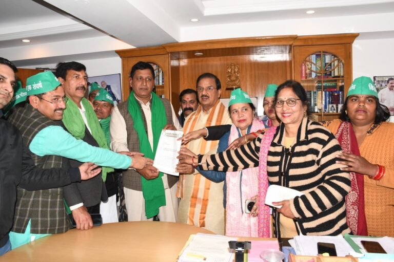 नोएडा सेक्टर-27 कैंप कार्यालय में किसान परिषद के प्रतिनिधिमंडल से मुलाकात का दृश्य