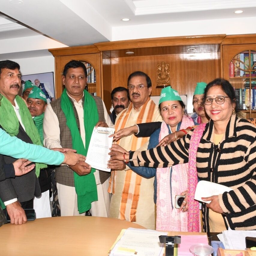 नोएडा सेक्टर-27 कैंप कार्यालय में किसान परिषद के प्रतिनिधिमंडल से मुलाकात का दृश्य