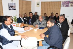 नोएडा सेक्टर-27 कैंप कार्यालय में क्षेत्रवासियों से संवाद करते हुए