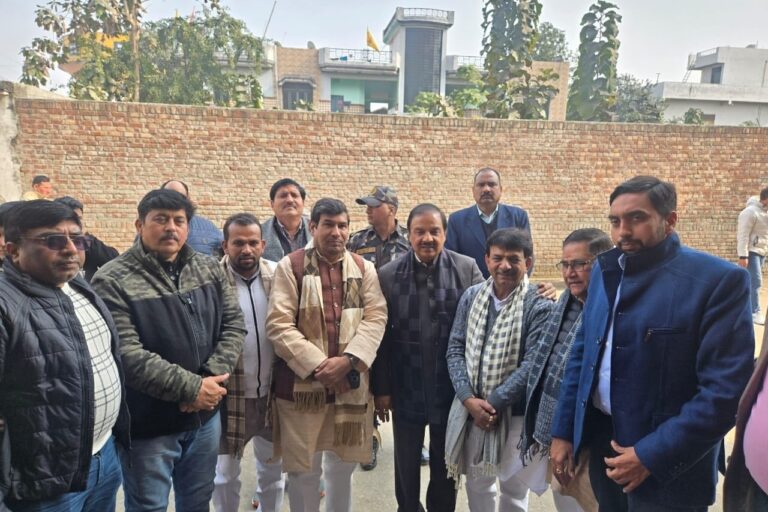 मुजफ्फरनगर में वरिष्ठ भाजपा नेता श्री पुनीत वशिष्ठ जी से गांधीनगर स्थित आवास पर भेंट का दृश्य