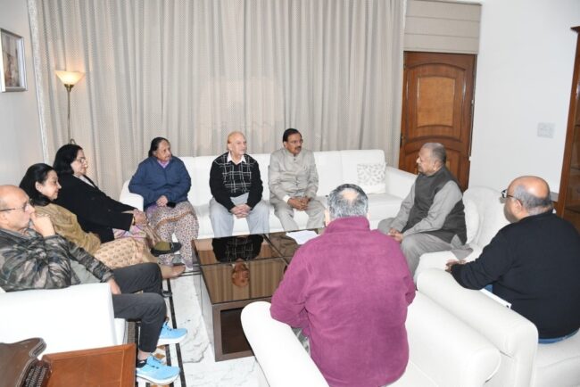 नोएडा सेक्टर-15ए आरडब्ल्यूए सदस्यों के साथ बिजली की भूमिगत केबल पर चर्चा करते हुए