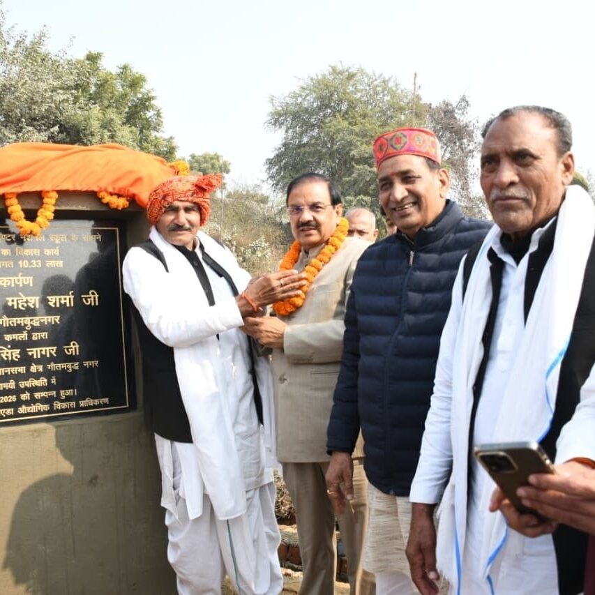 ग्रेटर नोएडा वेस्ट के ग्राम पतवाडी में नवनिर्मित सी.सी. रोड लोकार्पण कार्यक्रम का दृश्य