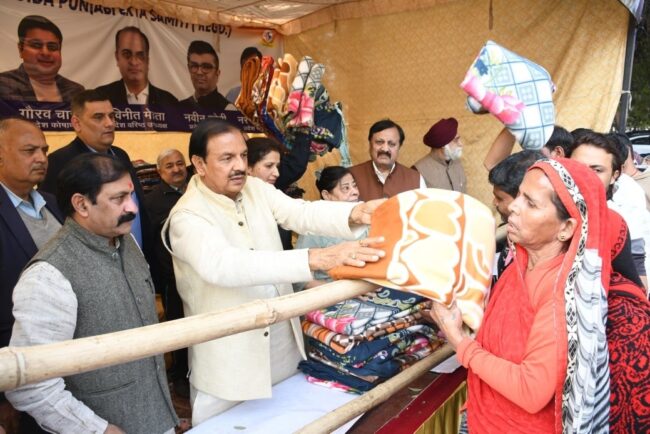 नोएडा सेक्टर-65 में नोएडा पंजाबी एकता समिति द्वारा आयोजित कंबल वितरण कार्यक्रम का दृश्य नोएडा सेक्टर-65 में नोएडा पंजाबी एकता समिति द्वारा आयोजित कंबल वितरण कार्यक्रम का दृश्य