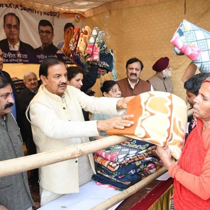 नोएडा सेक्टर-65 में नोएडा पंजाबी एकता समिति द्वारा आयोजित कंबल वितरण कार्यक्रम का दृश्य