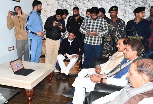 ग्राम हाथीपुर खेड़ा दादरी में मन की बात कार्यक्रम का सामूहिक श्रवण