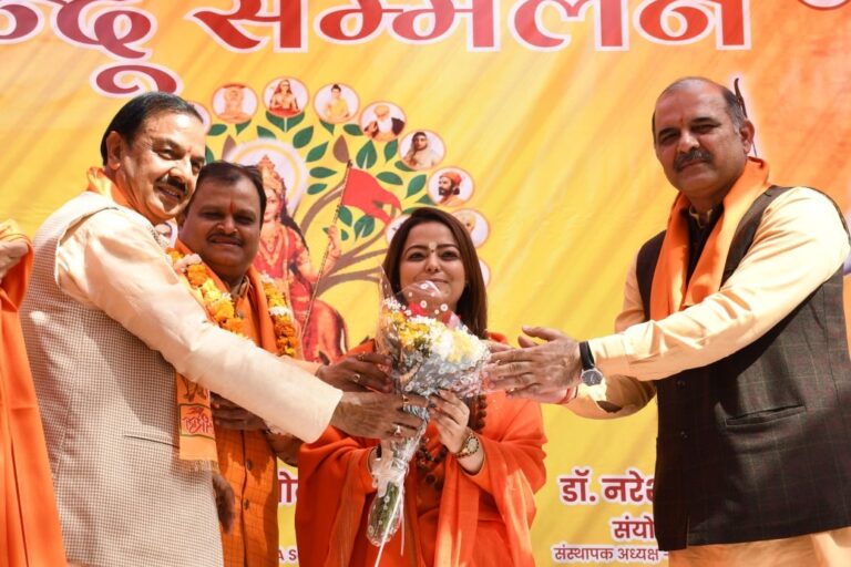 नोएडा सेक्टर-30 में आयोजित हिंदू सम्मेलन