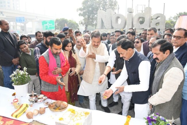 नोएडा में मॉडल टाउन गोल चक्कर स्काईवॉक शिलान्यास