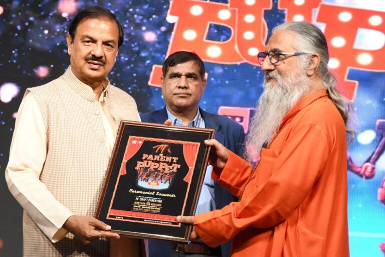 नोएडा में मोबाइल जागरूकता पर नाट्यमंचन कार्यक्रम