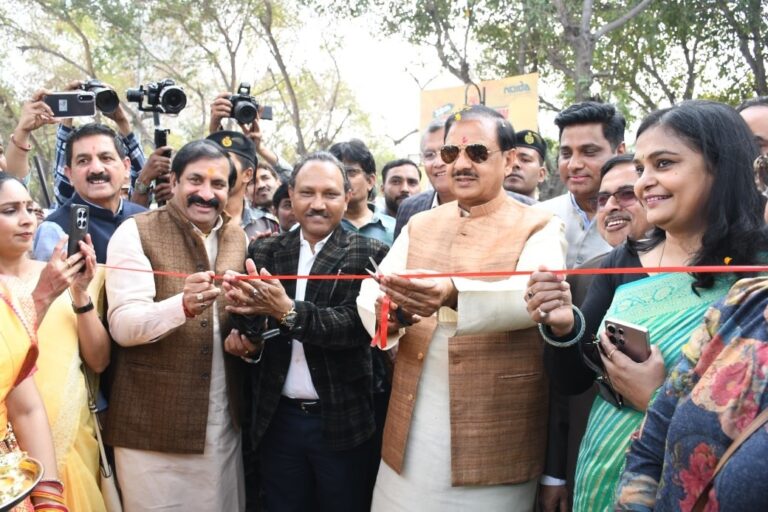 नोएडा सेक्टर-33 फ्लॉवर शो में केदारनाथ मंदिर की पुष्प प्रतिकृति