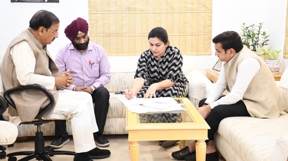 चिपियाना बुजुर्ग रेलवे क्रॉसिंग एलिवेटेड ब्रिज समीक्षा बैठक