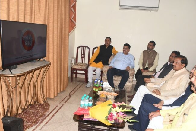 नोएडा सेक्टर-34 में मन की बात कार्यक्रम सुनते हुए नोएडा सेक्टर-34 में मन की बात कार्यक्रम सुनते हुए