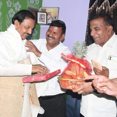 खुर्जा राधा कृष्ण मोहल्ला में श्री खेमचन्द शर्मा जी से भेंट