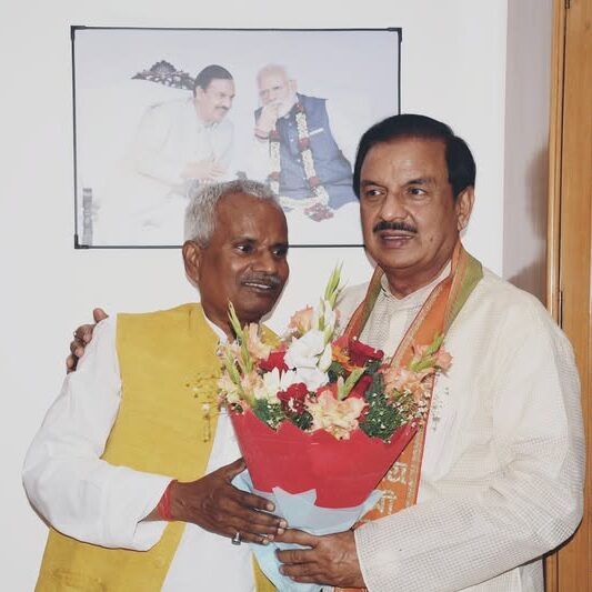 नोएडा सेक्टर-27 कैंप कार्यालय पर जनप्रतिनिधियों से भेंट