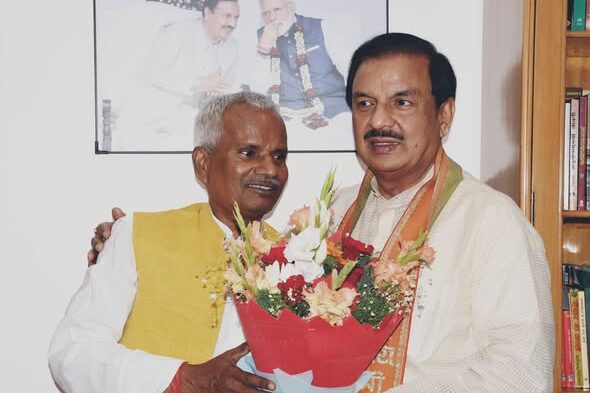 नोएडा सेक्टर-27 कैंप कार्यालय पर जनप्रतिनिधियों से भेंट