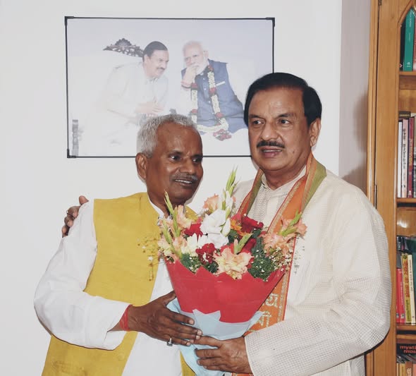 नोएडा सेक्टर-27 कैंप कार्यालय पर जनप्रतिनिधियों से भेंट