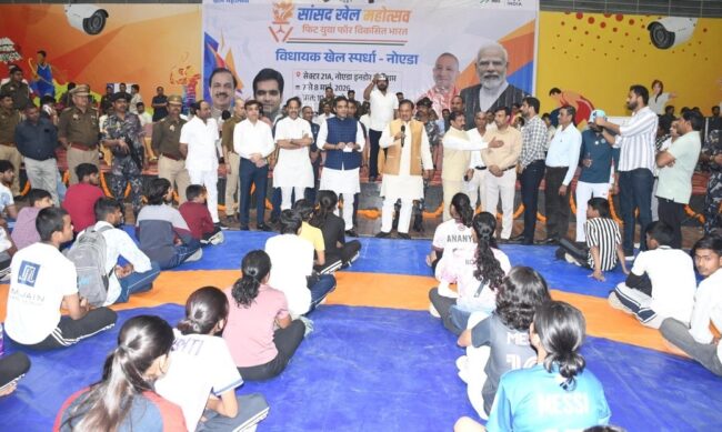 नोएडा सेक्टर-21 इनडोर स्टेडियम में सांसद खेल महोत्सव का उद्घाटन