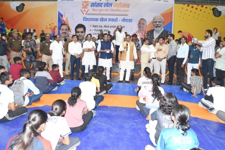 नोएडा सेक्टर-21 इनडोर स्टेडियम में सांसद खेल महोत्सव का उद्घाटन