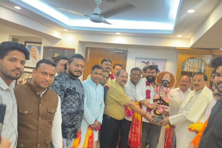 नोएडा सेक्टर-27 कैंप कार्यालय पर क्षेत्रवासियों से भेंट एवं कार्यसमिति संवाद नोएडा सेक्टर-27 कैंप कार्यालय पर क्षेत्रवासियों से भेंट एवं कार्यसमिति संवाद