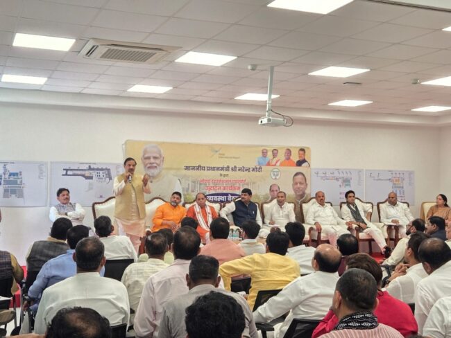 जेवर एयरपोर्ट उद्घाटन की तैयारियों को लेकर आयोजित बैठक