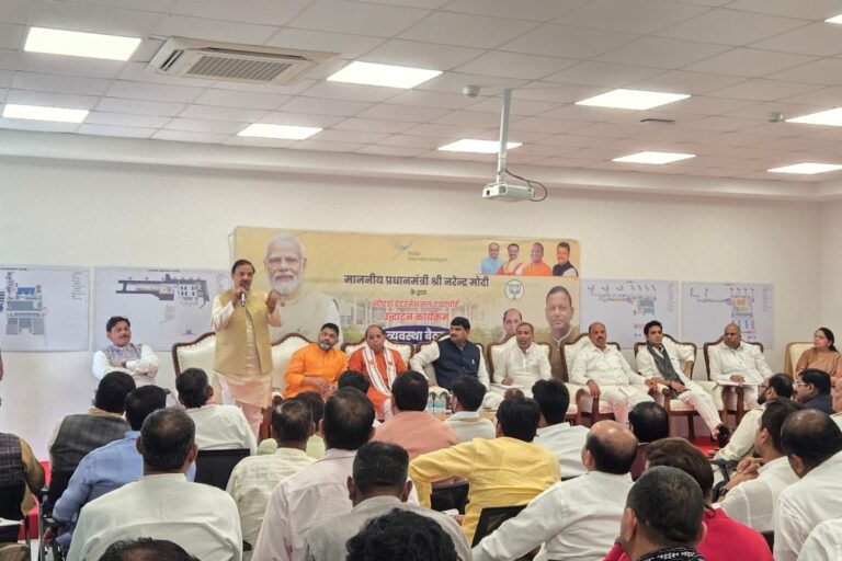 जेवर एयरपोर्ट उद्घाटन की तैयारियों को लेकर आयोजित बैठक