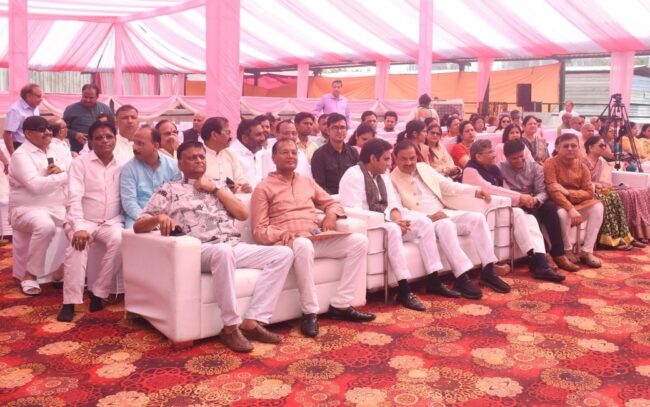 सेक्टर-94 नोएडा में मन की बात कार्यक्रम सुनते हुए